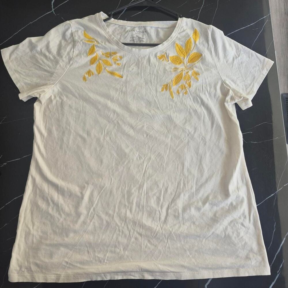 Ann-taylor Women's White T-Shirt w Yellow Leaf design sz XL
